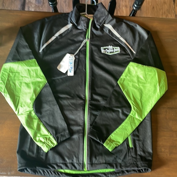 Northend Sport Wind Breaker. Adult Size M Modern Fit Audio Port - Picture 1 of 6